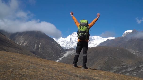 Turista feliz y saltando — Vídeos de Stock