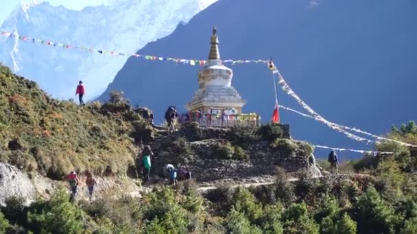 Una ruta de senderismo al campamento base del Everest — Vídeos de Stock