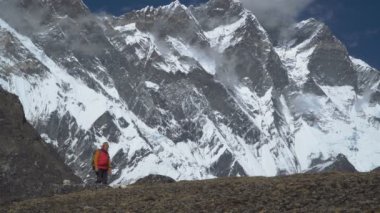 Adam Himalaya dağlarında seyahat