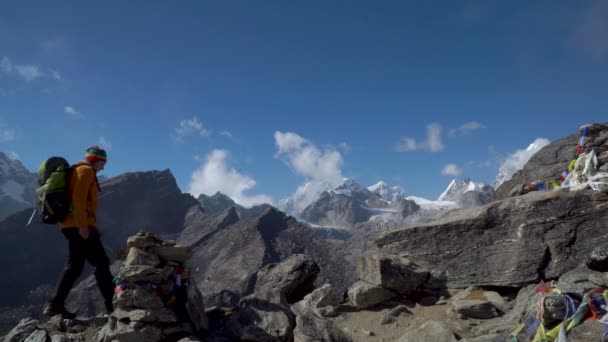 El tipo viaja por las montañas del Himalaya. — Vídeo de stock