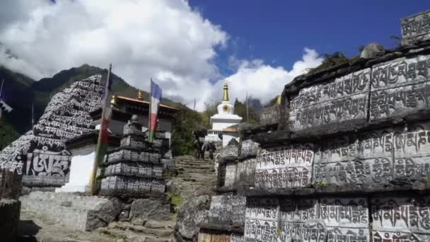 Piedra de oración tradicional en Nepal — Vídeos de Stock