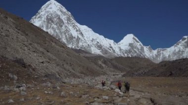  Himalaya dağlarında yürüyüş