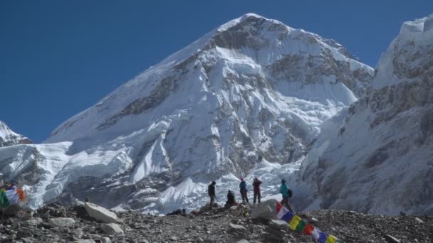 Turister nära Mount Everest — Stockvideo