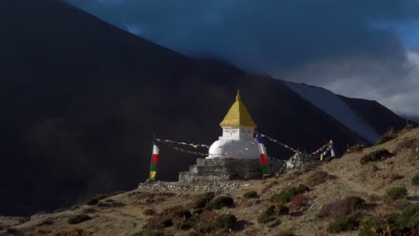 Буддийская ступа и снежная гора — стоковое видео