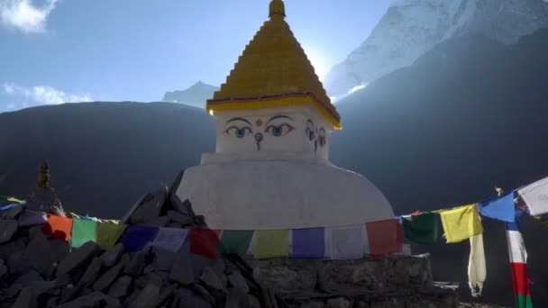 Буддійська ступа в гімалайських гір — стокове відео