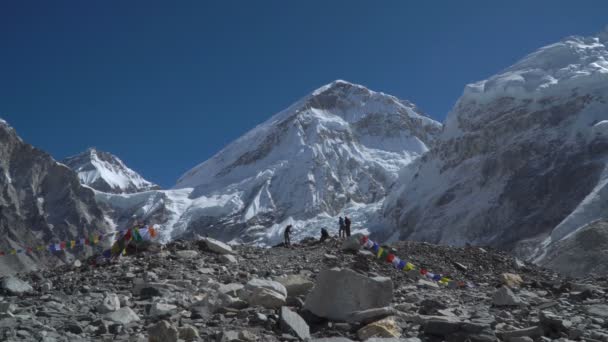 Turistas perto do Monte Everest — Vídeo de Stock
