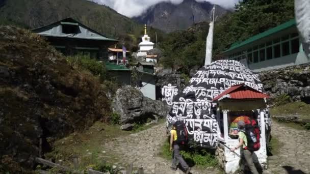 Pedra de oração tradicional no Nepal — Vídeo de Stock