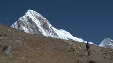 Kız dağlarda seyahat