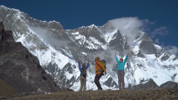 Gelukkig toeristen in de bergen van Nepal — Stockvideo