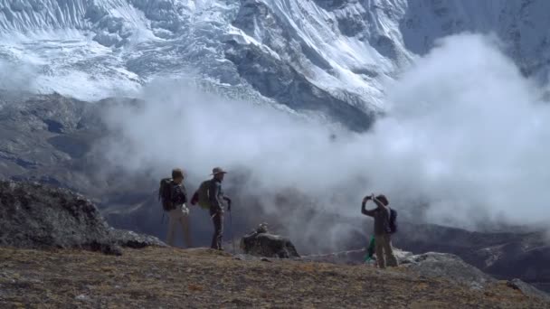 在喜马拉雅山的旅客 — 图库视频影像