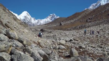 Turist Everest ana kampı giden yolda bir grup