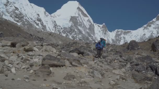 Turista e porteiro nos Himalaias — Vídeo de Stock