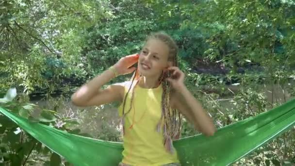 Menina em fones de ouvido ouvir música — Vídeo de Stock