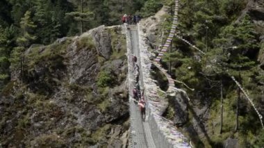 Parkur asma köprü çapraz grup.