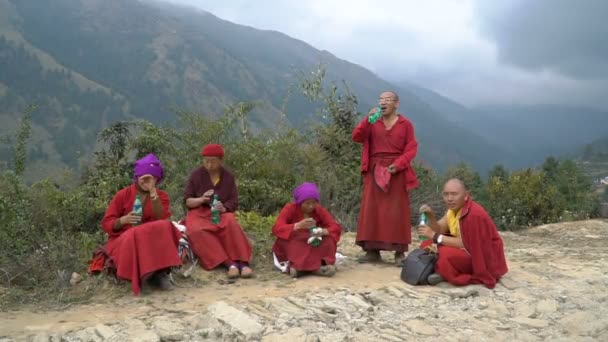 Un grupo de monjes descansando — Vídeos de Stock