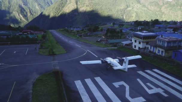 Pequeño avión despega desde el aeropuerto de Tenzing-Hillary en Lukla a Katmandú . — Vídeo de stock