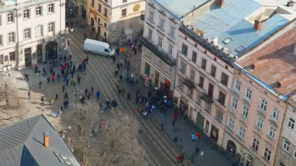 Luftaufnahme über den Straßen von Lwiw — Stockvideo