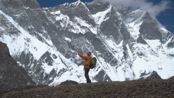 Турист в Гималаях делает фото — стоковое видео