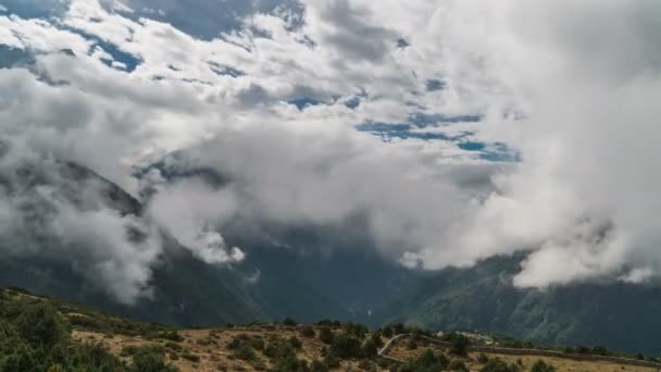 El Movimiento de Nubes Sobre el Valle de las Tierras Altas — Vídeos de Stock