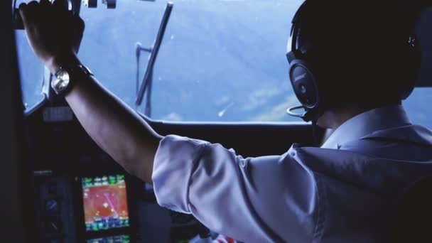 Landing vliegtuig op de luchthaven van Tenzing-Hillary in Lukla. De luchthaven in Lukla is de meest gevaarlijke luchthaven ter wereld. — Stockvideo