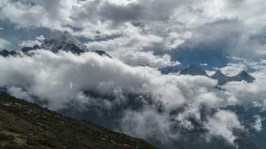 Bulutlar Himalaya tepelerinde hareket ediyor