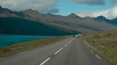 İzlanda Yolunda Araba Sürme