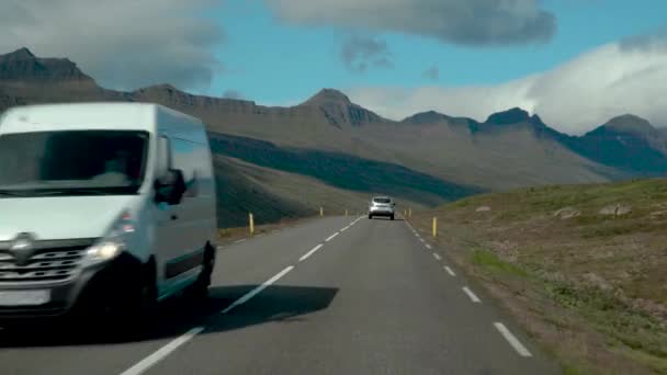 Conducción de coches en el camino a Islandia — Vídeos de Stock