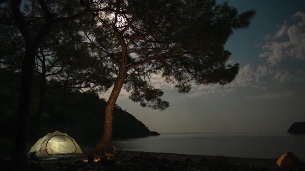 云彩和月亮在海湾和帐篷上空移动 — 图库视频影像