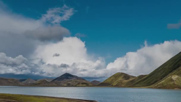 Облака движутся над красивым ландшафтом Исландии — стоковое видео