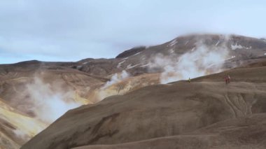 Turistler Kerlingarfjoll Jeotermal Bölgesinde Yürüyor