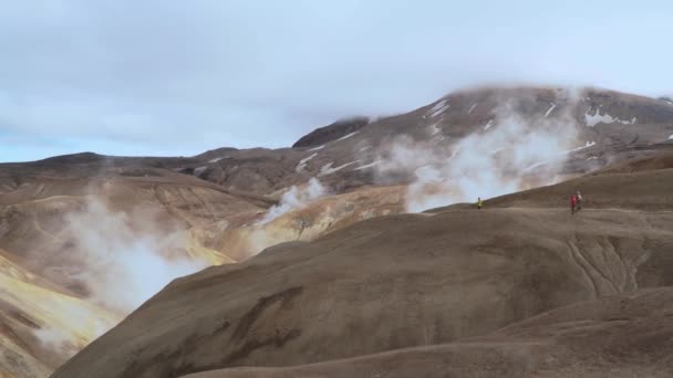 구경꾼들 이 Kerlingarfjoll Geotermal Area 에서 걷다 — 비디오