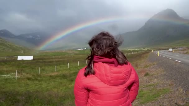 Uma menina fotografa um lindo arco-íris com um telefone — Vídeo de Stock