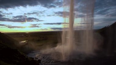Gün batımında Seljalandfoss Şelalesi, İzlanda