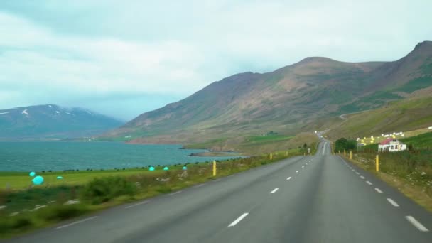 Auto rijden op de weg naar IJsland — Stockvideo