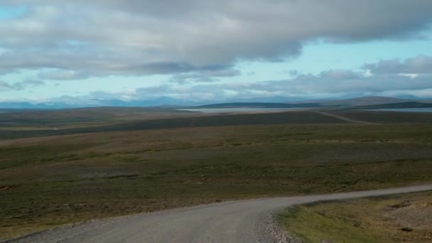Auto rijden op de weg naar IJsland — Stockvideo