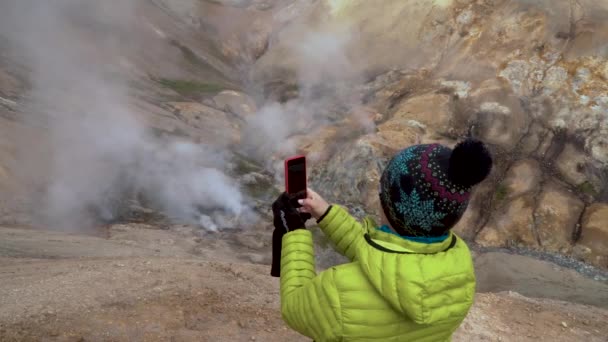 Mujer en Kerlingarfjoll área geotermal . — Vídeo de stock