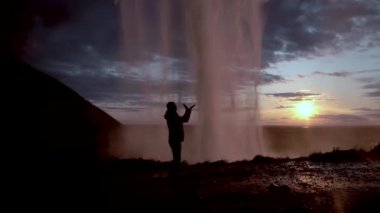 Gün batımında Seljalandfoss Şelalesi, İzlanda