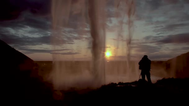 일몰 때의 셀 주랄 란 포스 폭포, 아이슬란드 — 비디오