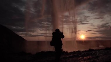 Gün batımında Seljalandfoss Şelalesi, İzlanda