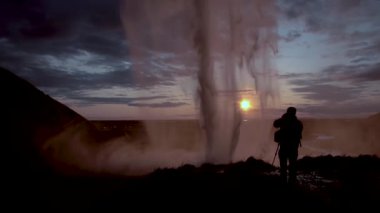 Gün batımında Seljalandfoss Şelalesi