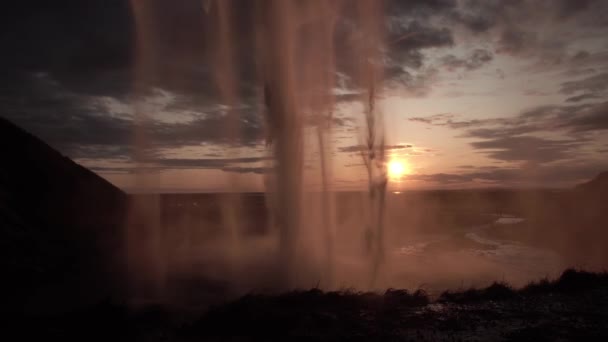 Seljalandfoss vattenfall i solnedgången, Island — Stockvideo