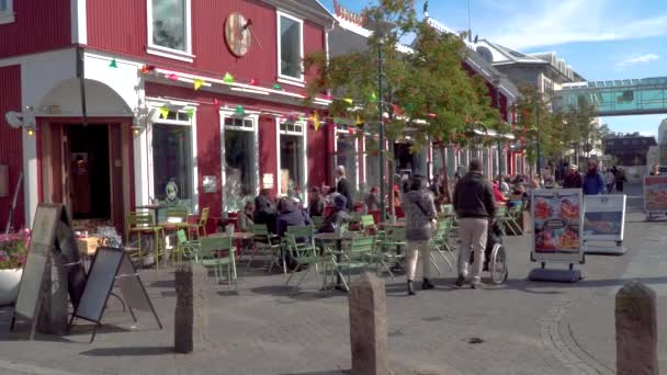 Laugavegur a piedi strada, una strada pedonale popolare con molti negozi e ristoranti — Video Stock