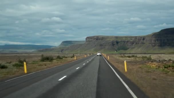 Conducción de coches en el camino a Islandia — Vídeo de stock