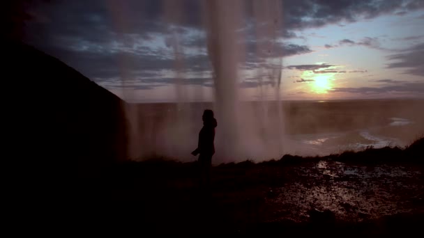 Seljalandfoss καταρράκτη στο ηλιοβασίλεμα, Ισλανδία — Αρχείο Βίντεο