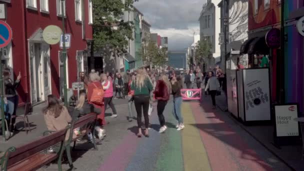 Reykjavik huvudgata med regnbåge trottoar och katedralen i bakgrunden — Stockvideo