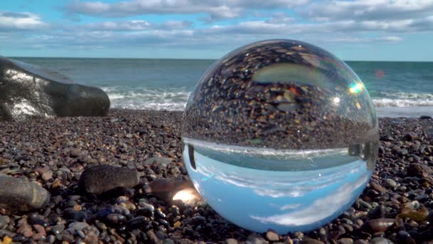 Výhled na moře a pláž přes skleněnou kouli — Stock video