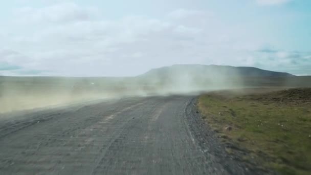 Conducción de coches en el camino a Islandia — Vídeos de Stock