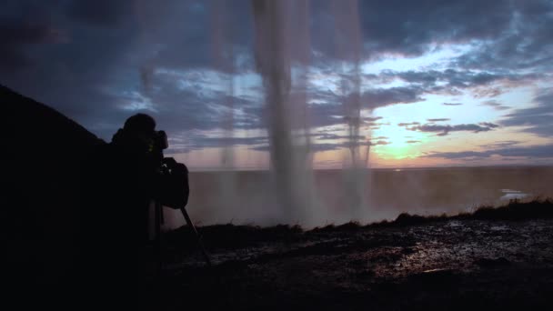 Seljalandfoss vodopád v době západu slunce — Stock video