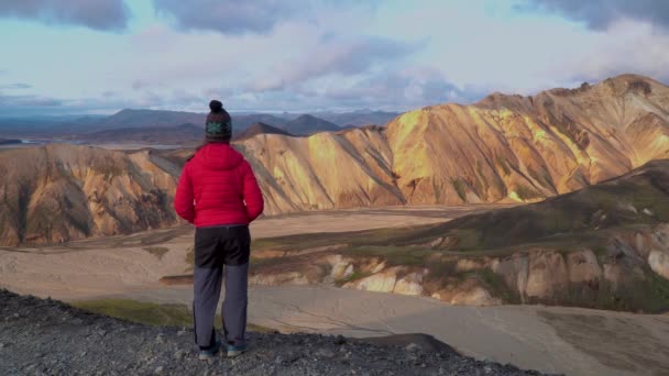 Bir kız manzaranın güzelliğine bakar Landmannalaugar doğasına — Stok video