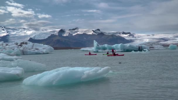 Kaland Kayaking Izlandon a felfedezés nyaralás — Stock videók